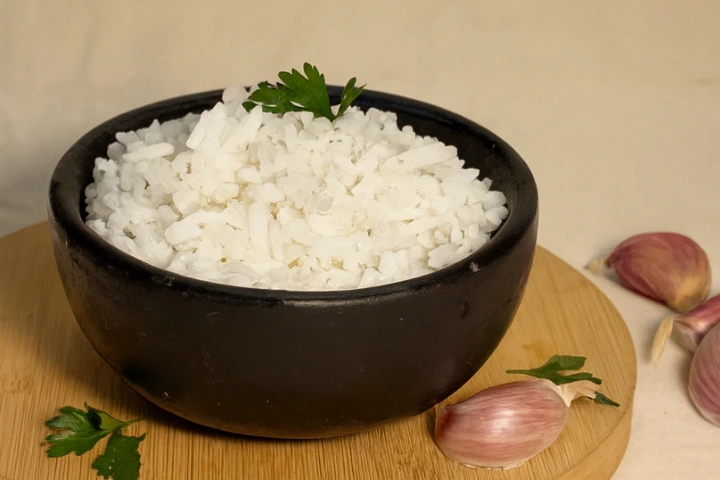 Arroz branco soltinho, acompanhamento simples e caseiro servido no Dos Baianos Delivery em São José do Rio Preto