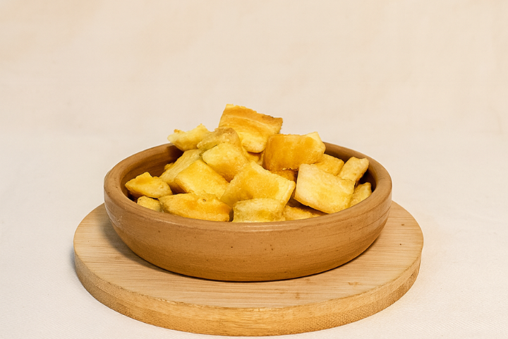 Porção de aipim frito crocante, acompanhamento típico brasileiro servido no Dos Baianos Delivery em São José do Rio Preto