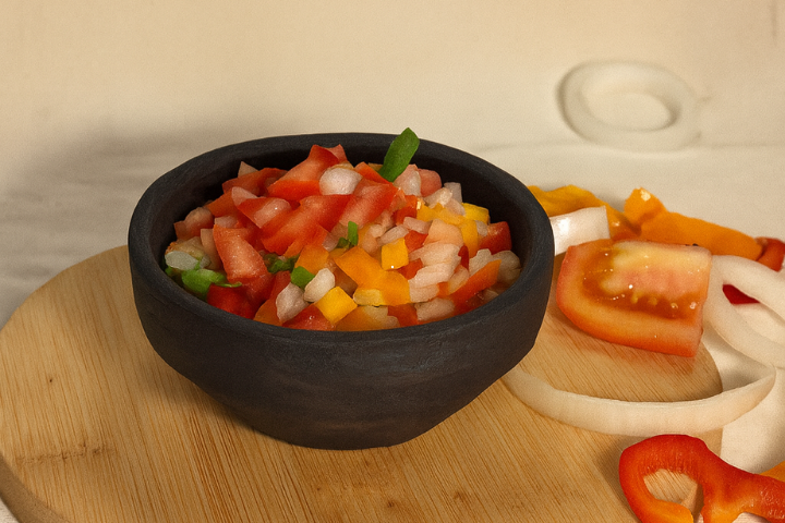 Vinagrete tradicional com tomate, cebola e pimentão, acompanhamento clássico servido no Dos Baianos Delivery em São José do Rio Preto