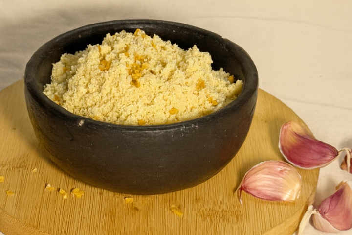 Farofa de alho dourada e crocante, acompanhamento típico brasileiro servido no Dos Baianos Delivery em São José do Rio Preto