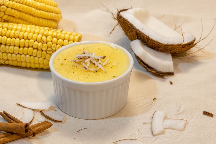 Cural de milho verde cremoso servido em tigela, sobremesa típica brasileira