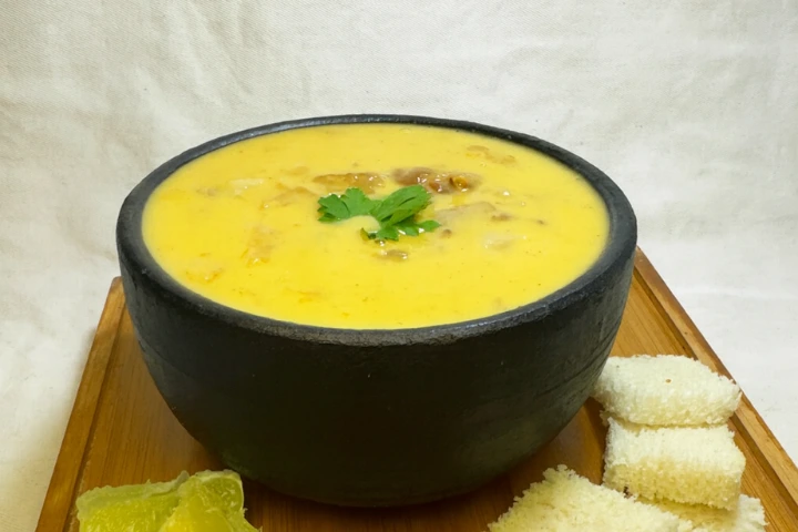 Caldo de mocotó encorpado, preparado com legumes e especiarias no Dos Baianos Delivery em São José do Rio Preto