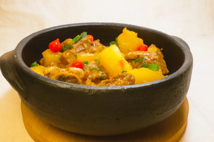 Prato de vaca atolada com costela bovina e mandioca cozidos juntos no Dos Baianos Delivery em São José do Rio Preto