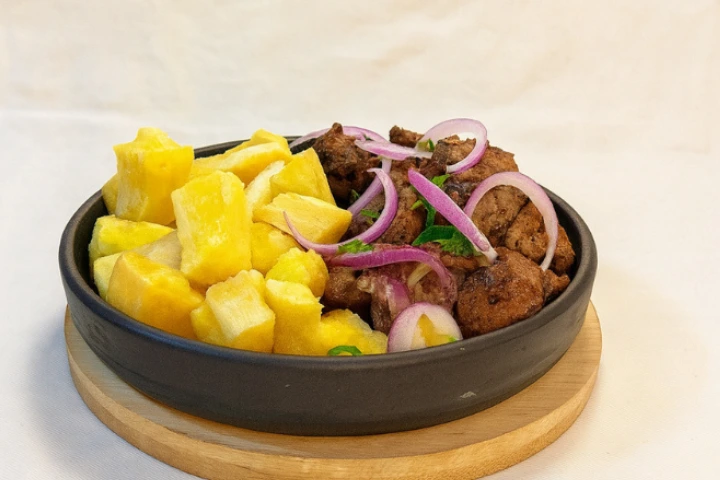 Porção de carne de sol em cubos com aipim frito crocante no Dos Baianos Delivery em São José do Rio Preto