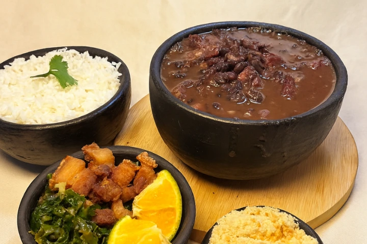 Feijoada completa com arroz, farofa de alho, couve refogada e torresmo no Dos Baianos Delivery em São José do Rio Preto