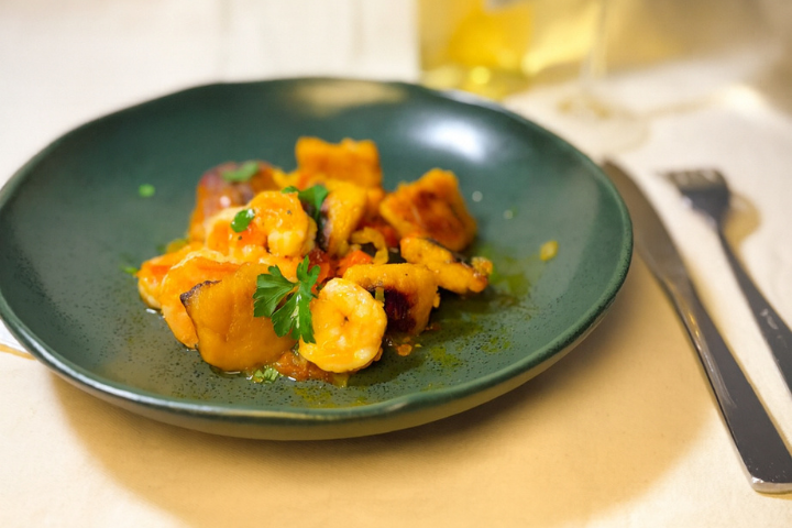 Nhoque de banana-da-terra gratinado ao molho de moqueca com camarões grelhados no Dos Baianos Delivery em São José do Rio Preto