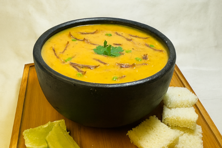 Caldo de vaca atolada com costela bovina e mandioca cozidos juntos no Dos Baianos Delivery em São José do Rio Preto